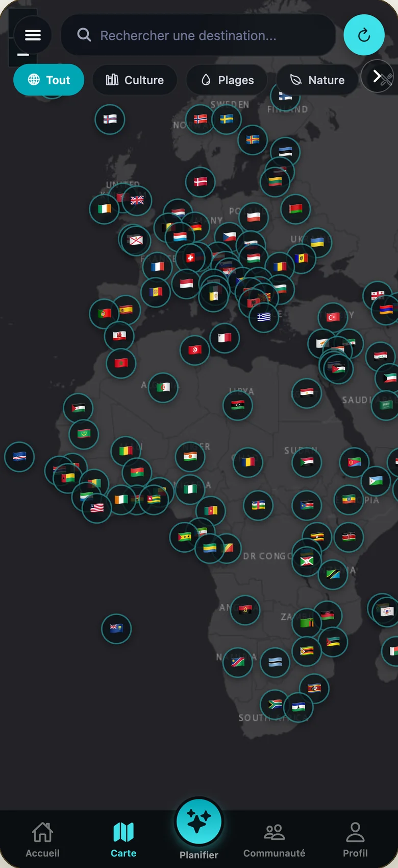 Écran de l'app : carte du monde avec un repère par pays et des filtres culture, plages, nature
