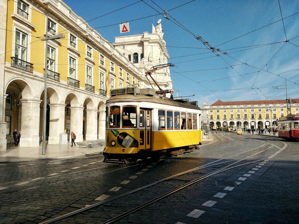 Tram jaune sur la Praça do Comércio, Lisbonne