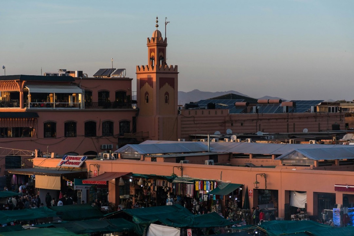 Minaret de la Koutoubia au-dessus de la place Jemaa el-Fna, Marrakech