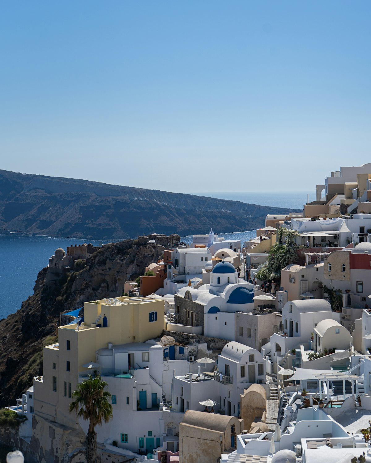 Maisons blanches et dômes bleus d'Oia au-dessus de la caldeira, Santorin