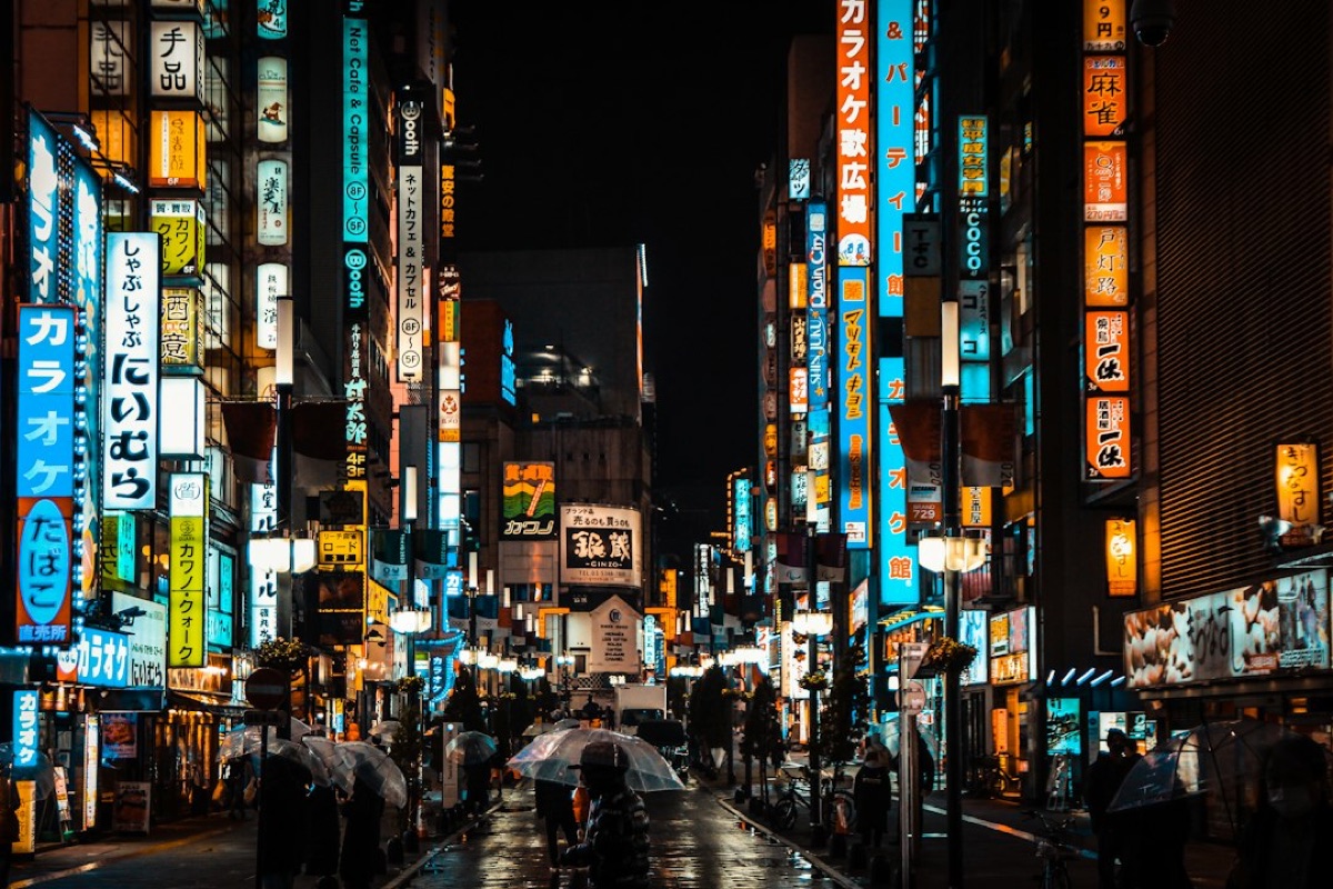 Rue de Shinjuku illuminée de néons, Tokyo